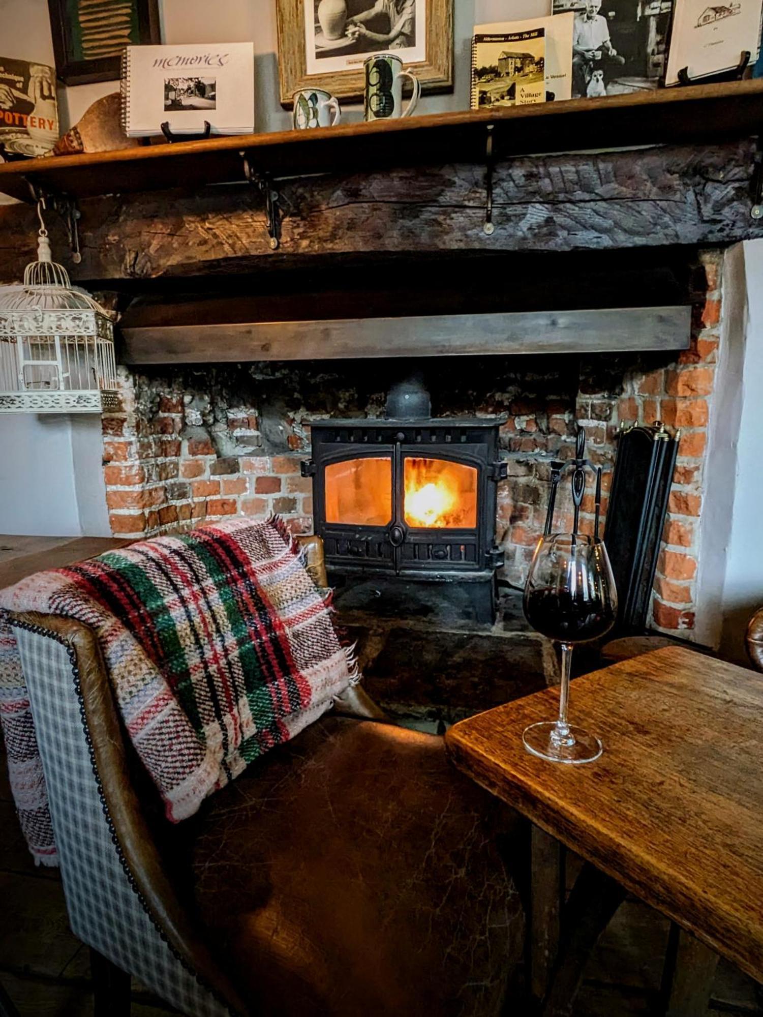 Hinds Head Aldermaston Exterior foto